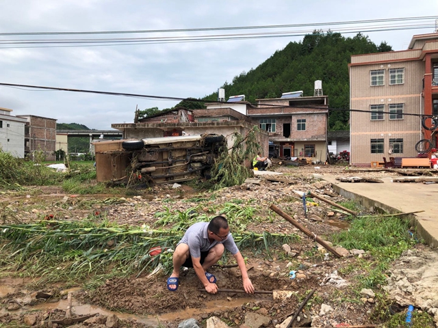 人在就有希望河源市连平县上坪镇受灾村民积极进行灾后清理