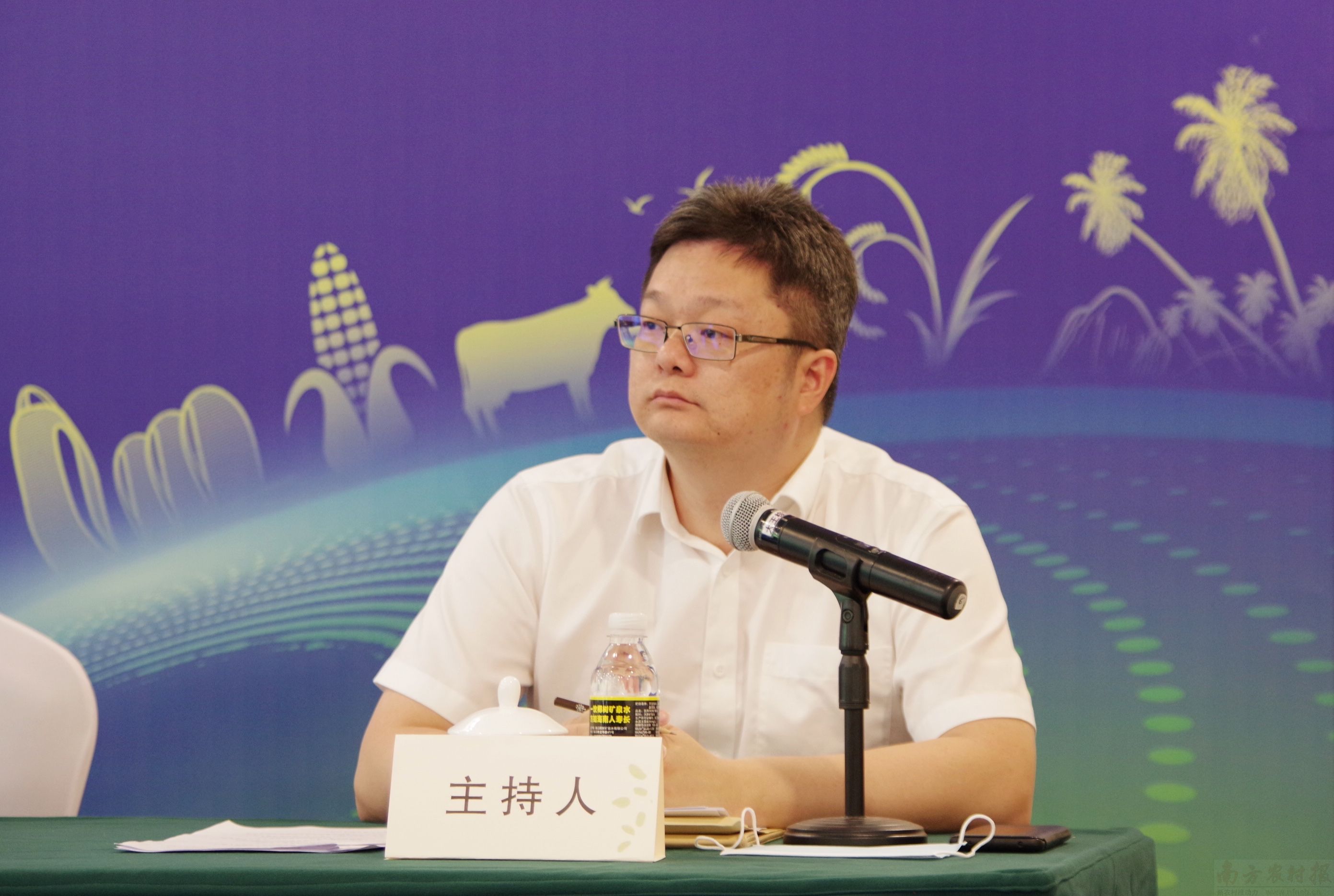 三亚市人民政府副秘书长叶凯中主持发布会